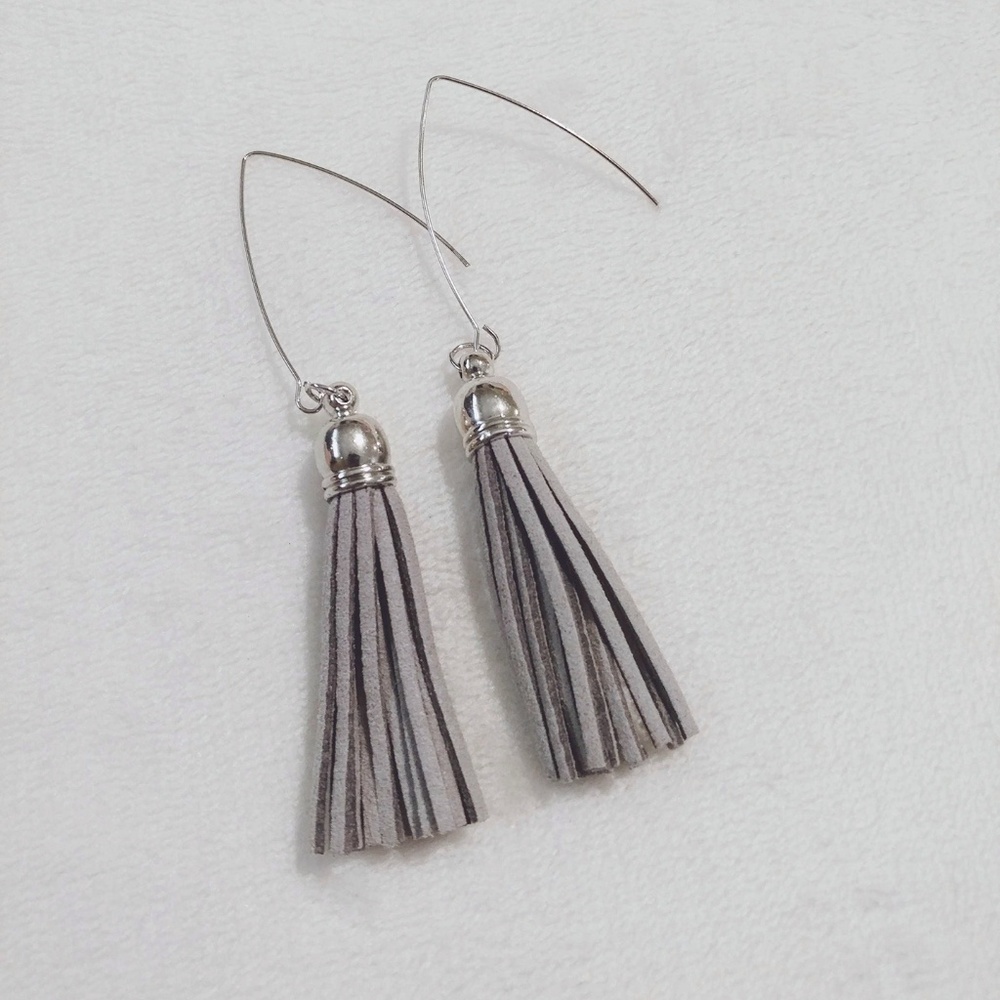 🆕😍 Gray Suede Tassel Silver Tone Earrings